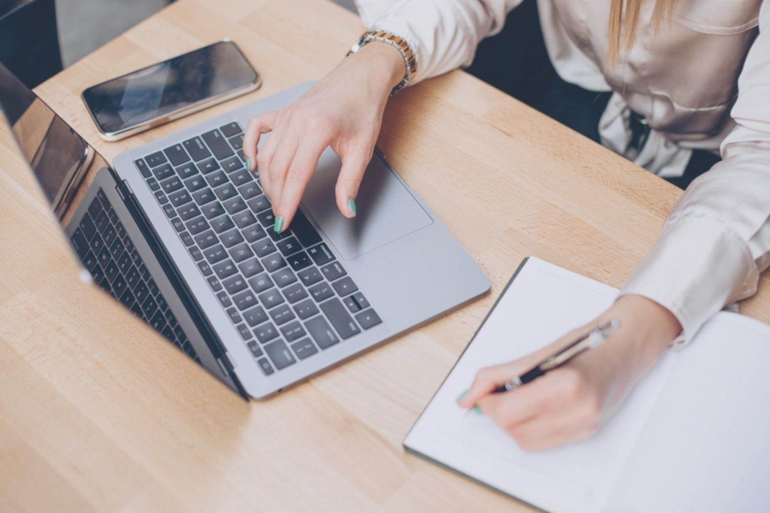Groupe d'apprenants collaborant sur un projet financier